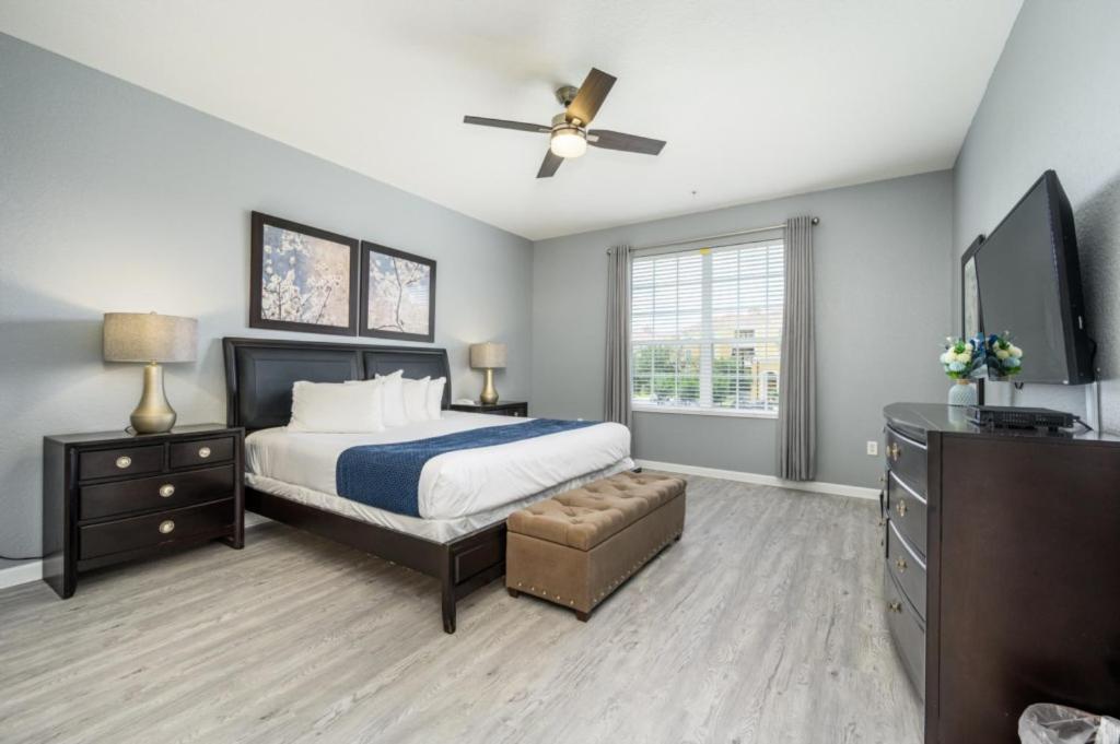 Newly Renovated Premium Condo, Vista Cay - 2002 *