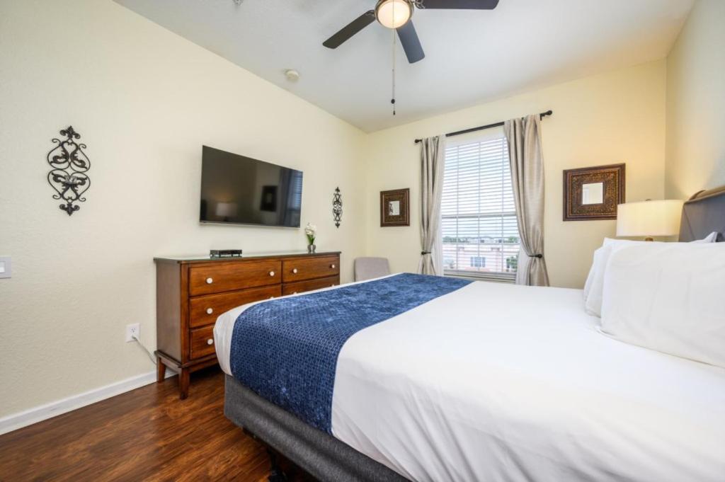 Beautiful Modern Condo, Near The Parks! - 3021 Orlando