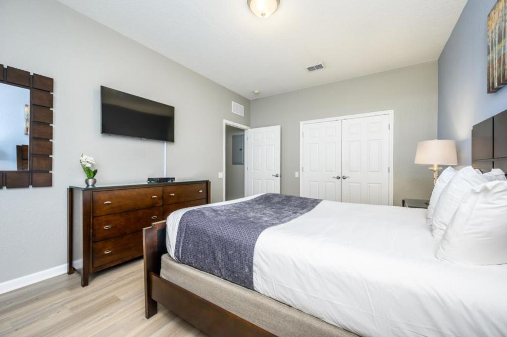 Epic Universe Beautiful Lakeview Condo, Vista Cay - 3013 Apartment