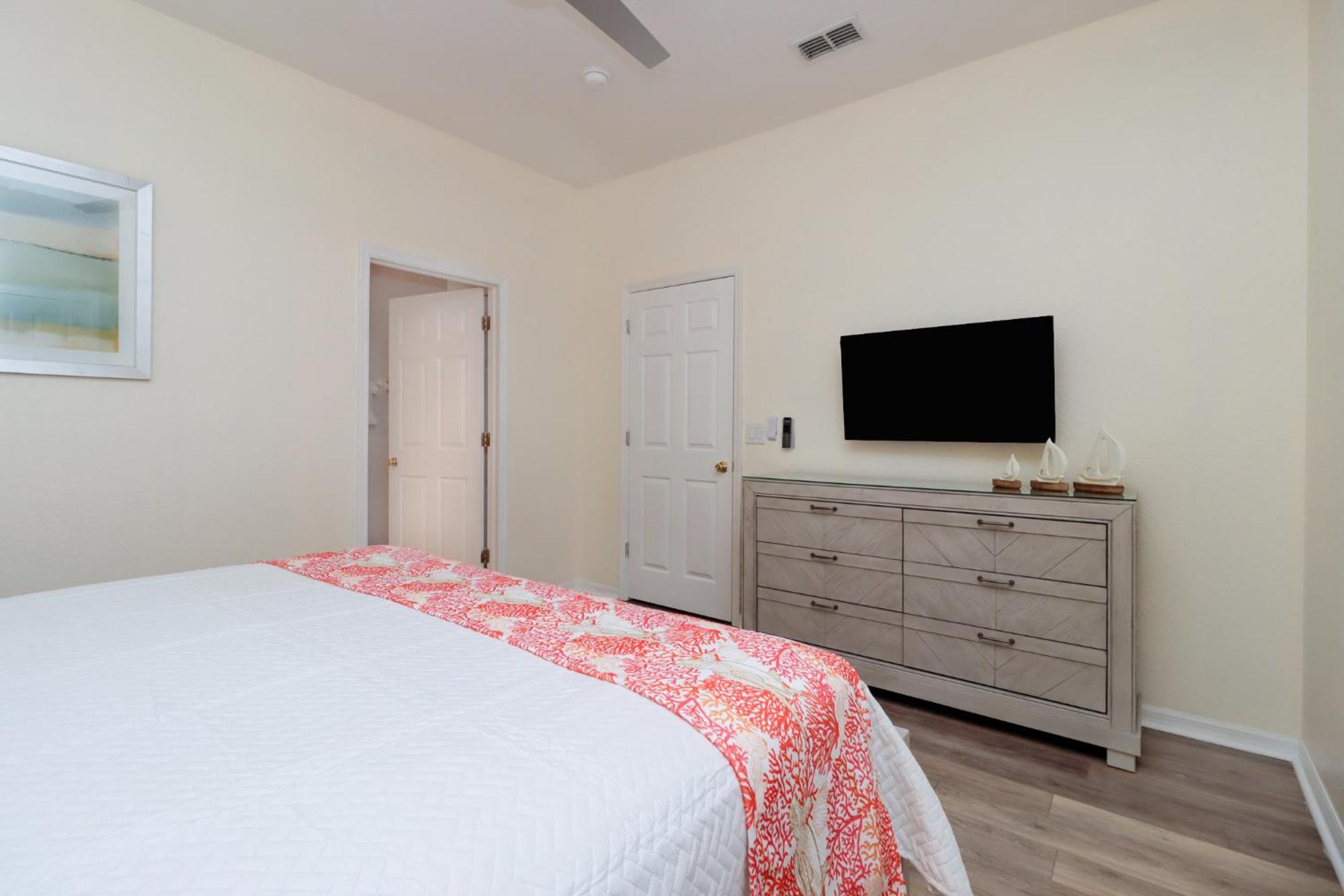 Serene 4-Bedroom Lakeview Retreat With South-Facing Pool & Sun-Drenched Outdoor Living Holiday home Orlando