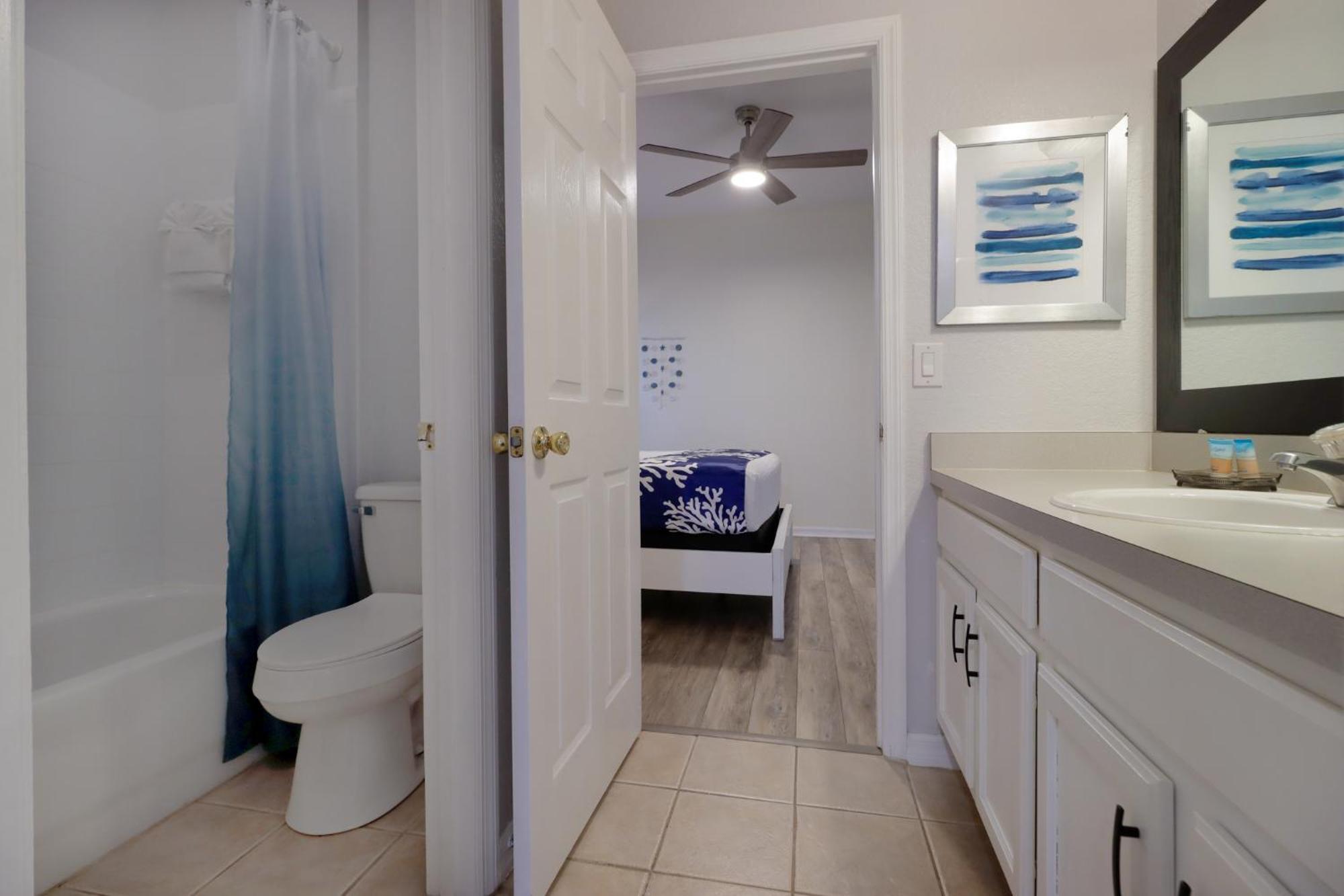 Serene 4-Bedroom Lakeview Retreat With South-Facing Pool & Sun-Drenched Outdoor Living Holiday home *