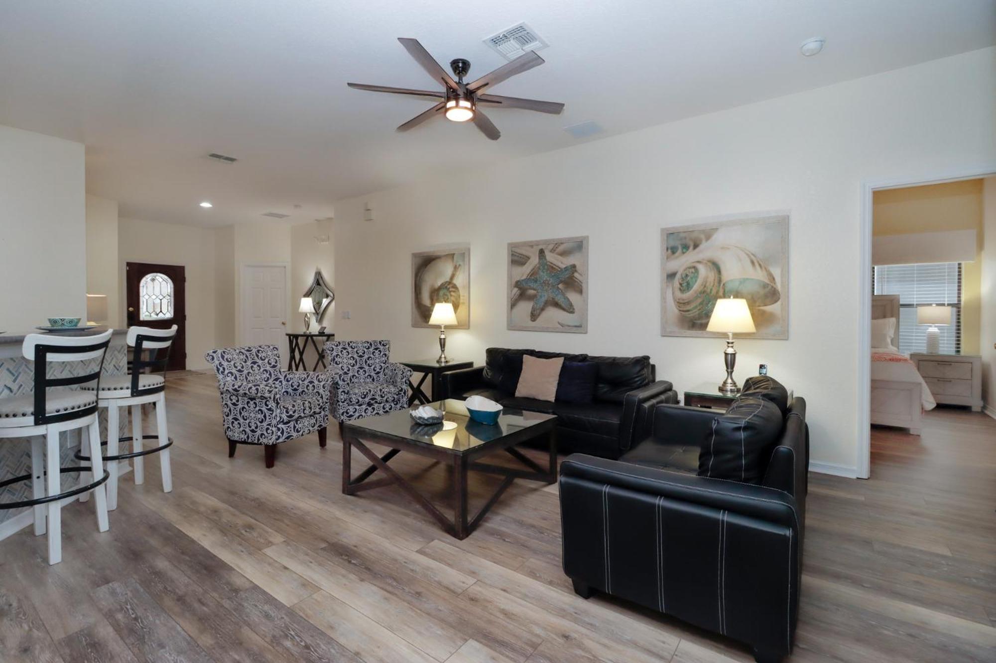 Serene 4-Bedroom Lakeview Retreat With South-Facing Pool & Sun-Drenched Outdoor Living Holiday home Orlando