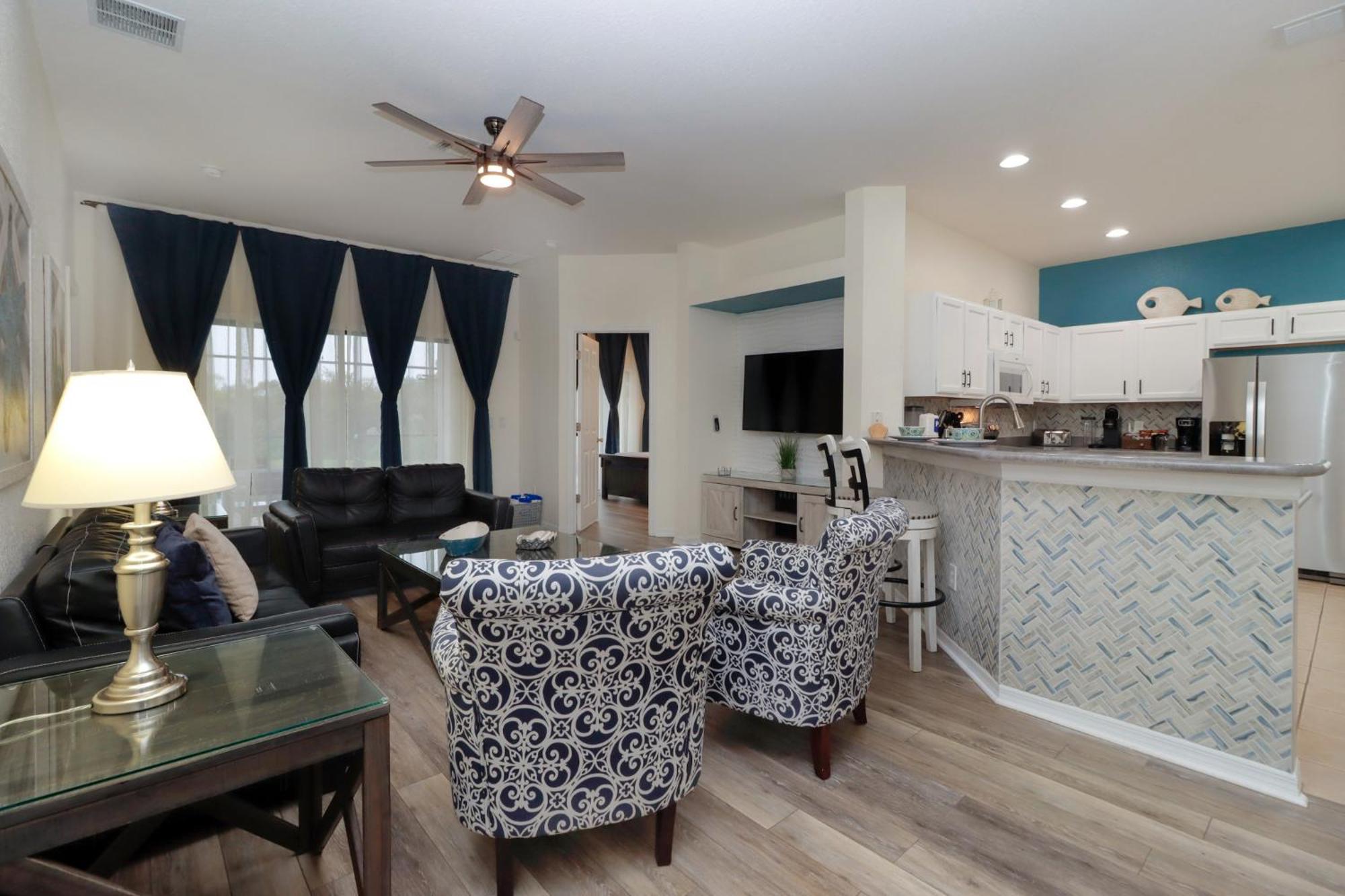 Serene 4-Bedroom Lakeview Retreat With South-Facing Pool & Sun-Drenched Outdoor Living Orlando