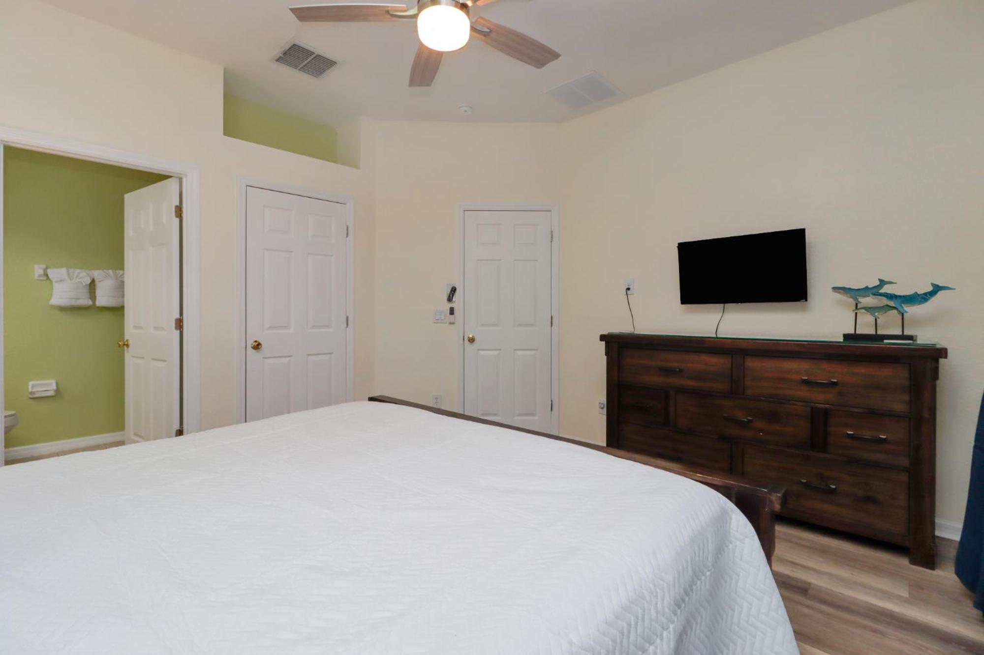 Serene 4-Bedroom Lakeview Retreat With South-Facing Pool & Sun-Drenched Outdoor Living