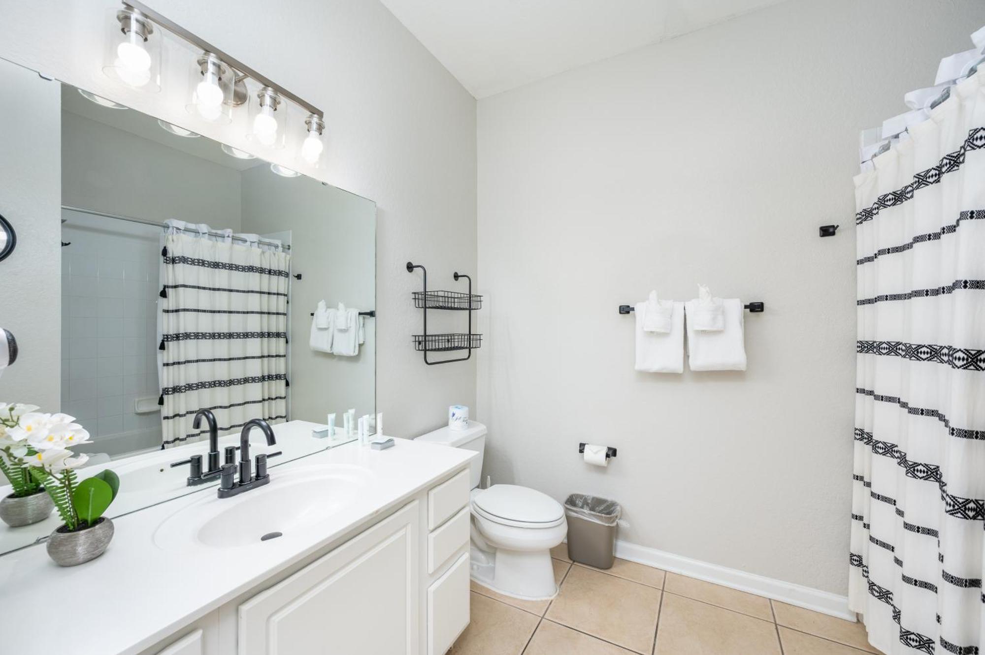 Beautiful Lakeview Condo, New Listing -1024 * Orlando