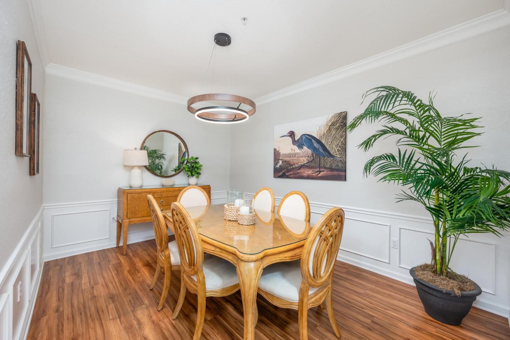 Apartment Beautiful Lakeview Condo, New Listing -1024 *