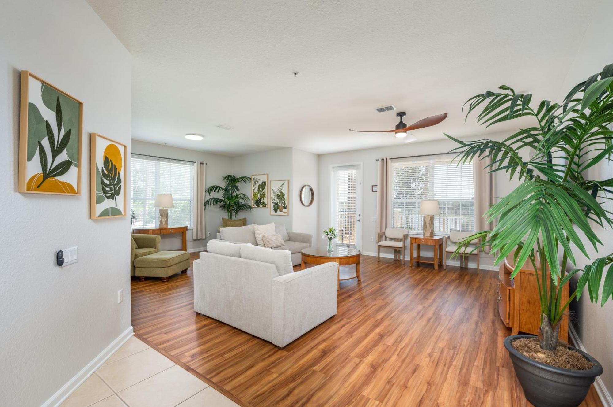 Beautiful Lakeview Condo, New Listing -1024 *