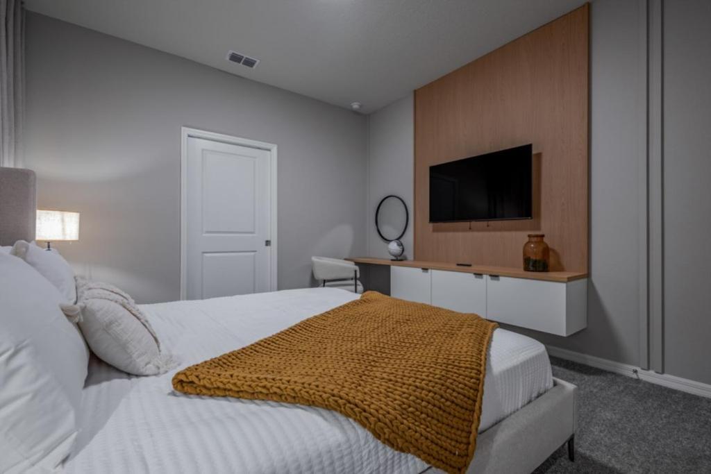 Elegant 7beds- 5,5 Baths- Sleeps 14 - Windsor Cay Holiday home