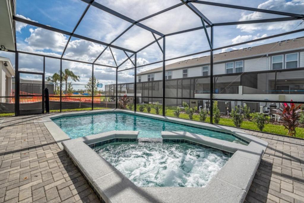 Elegant 7beds- 5,5 Baths- Sleeps 14 - Windsor Cay Holiday home *