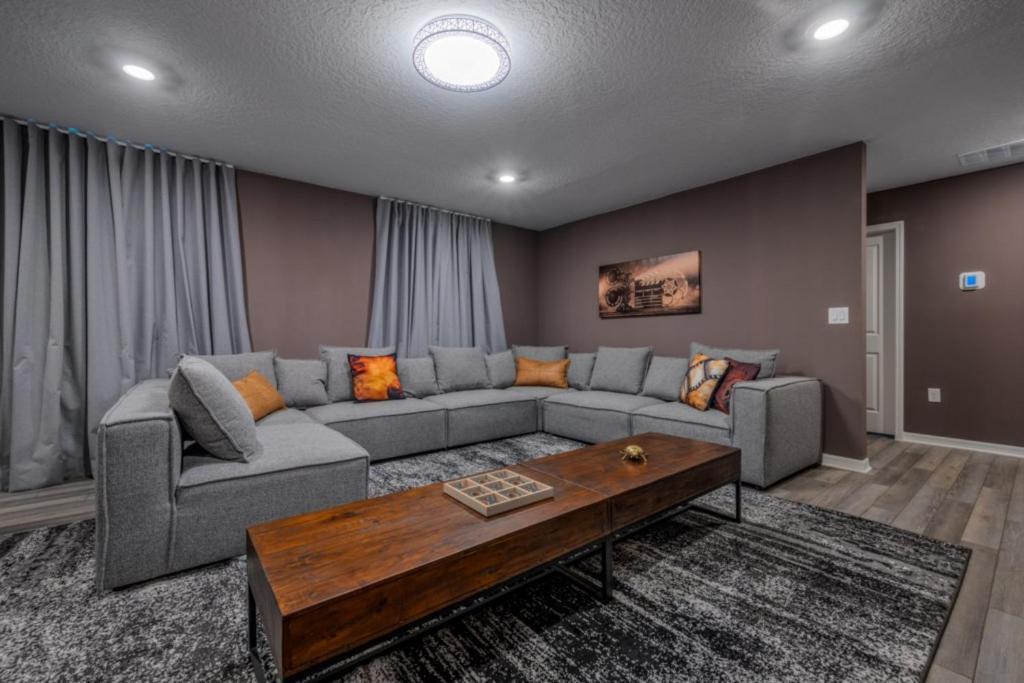 Brand New - 7 Bedrooms With Stairs Lift Chair * Orlando