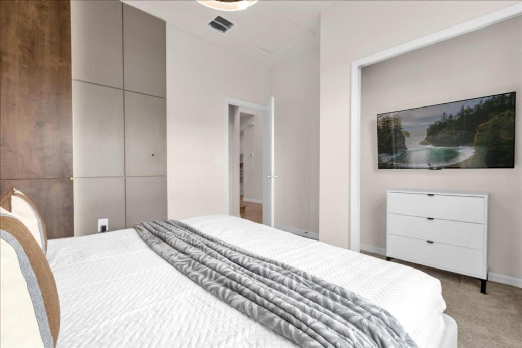 8 Bedrooms- 6 Bathrooms- Windsor Cay16311sk Holiday home Orlando