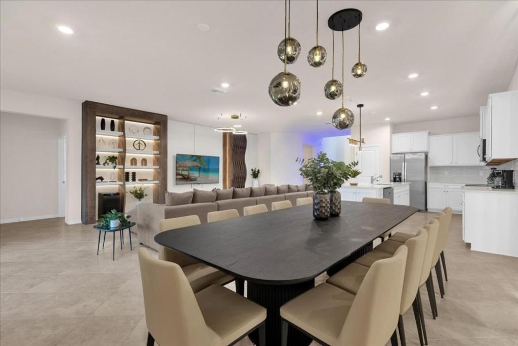 Holiday home 8 Bedrooms- 6 Bathrooms- Windsor Cay16311sk