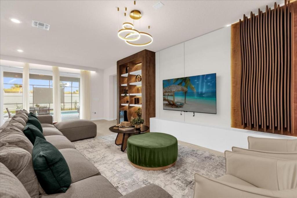 8 Bedrooms- 6 Bathrooms- Windsor Cay16311sk Holiday home