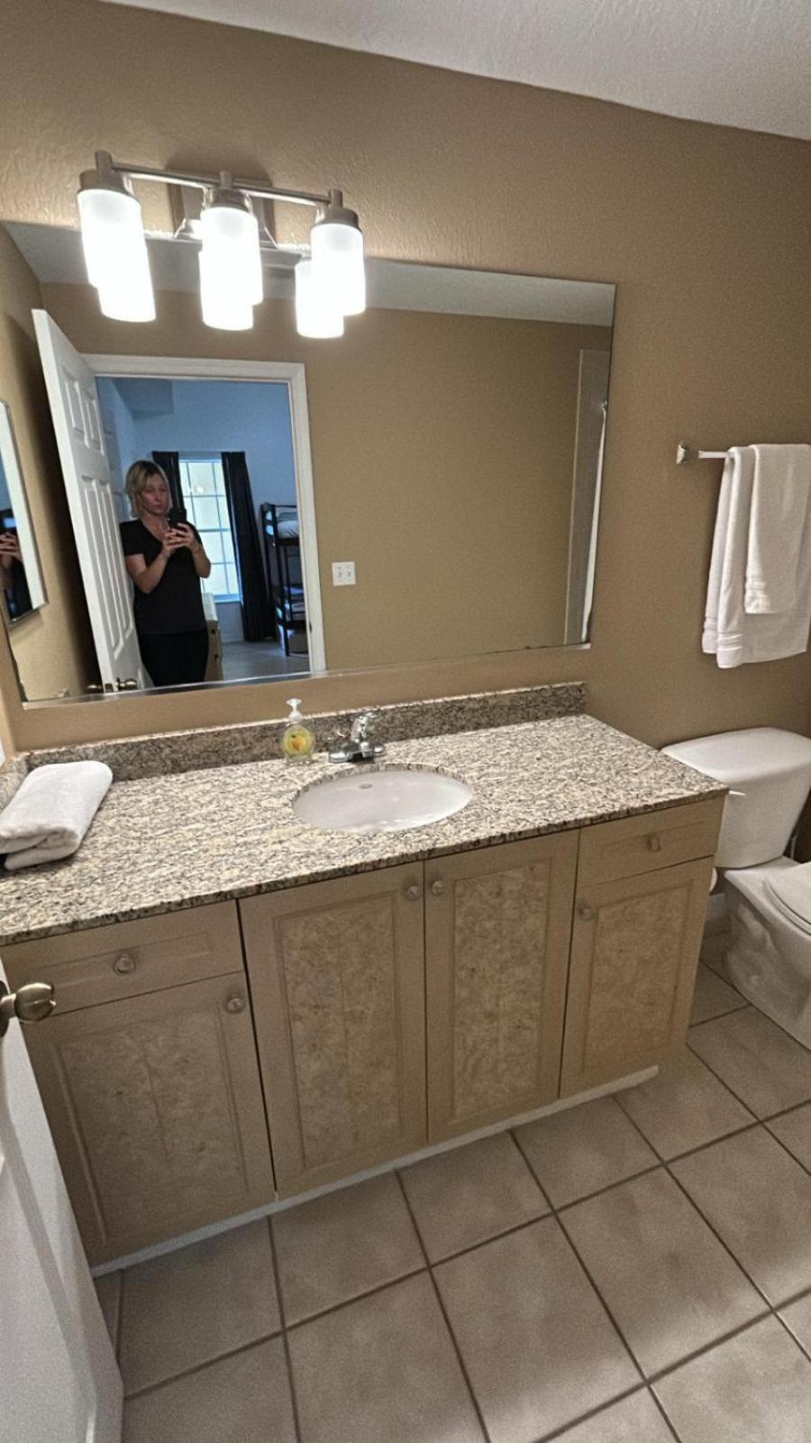 Furnished -than 10 Min From Major Parks! Apartment *