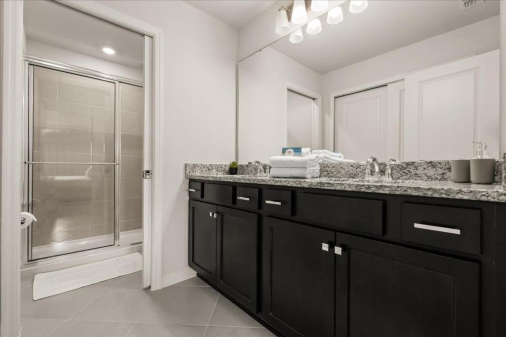 5 Bedrooms - 4,5 Bathrooms - Windsor Cay 16033bw Holiday home