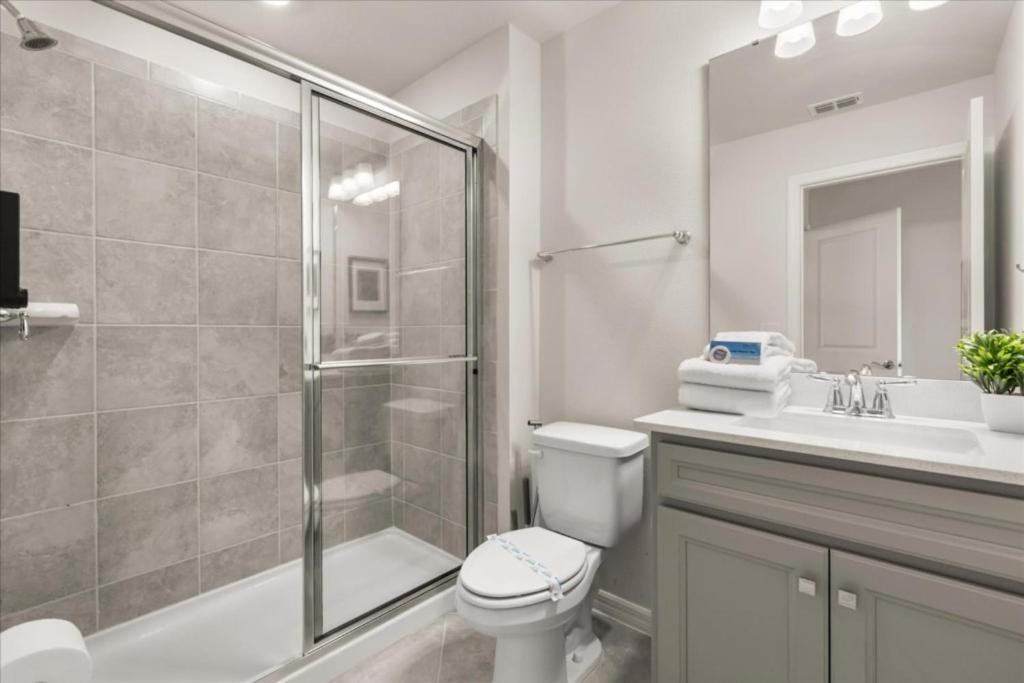5 Bedrooms - 4,5 Bathrooms - Windsor Cay 16053bw *