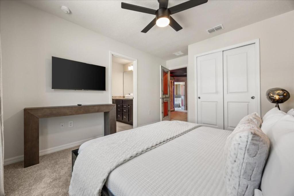 10 Bedrooms - 8 Bathrooms - Windsor Cay 15953cc Orlando