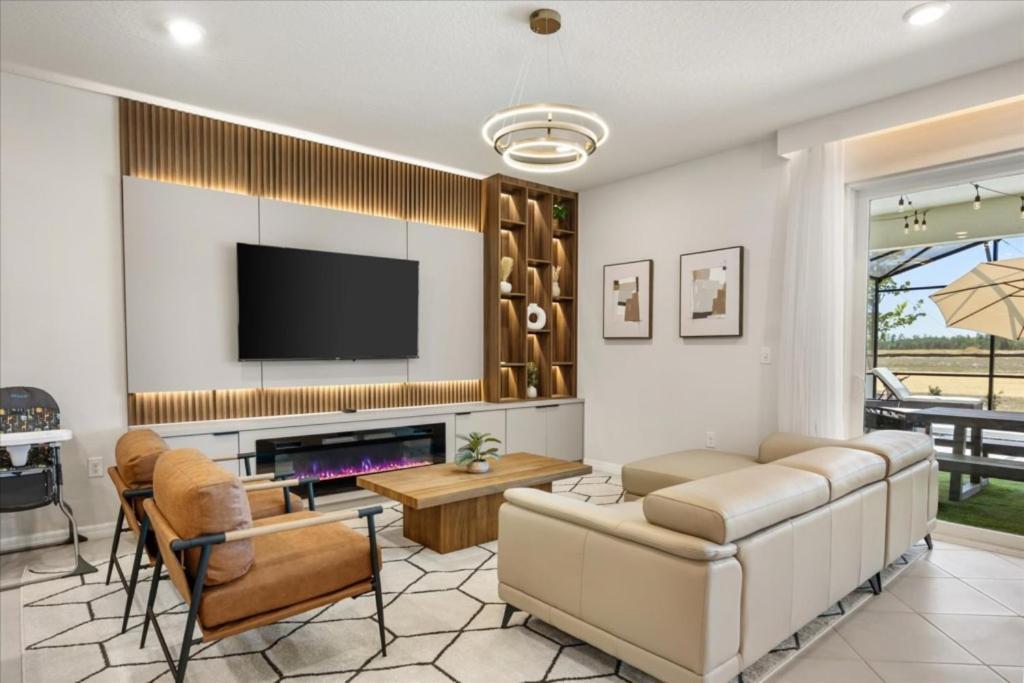 10 Bedrooms - 8 Bathrooms - Windsor Cay 15953cc