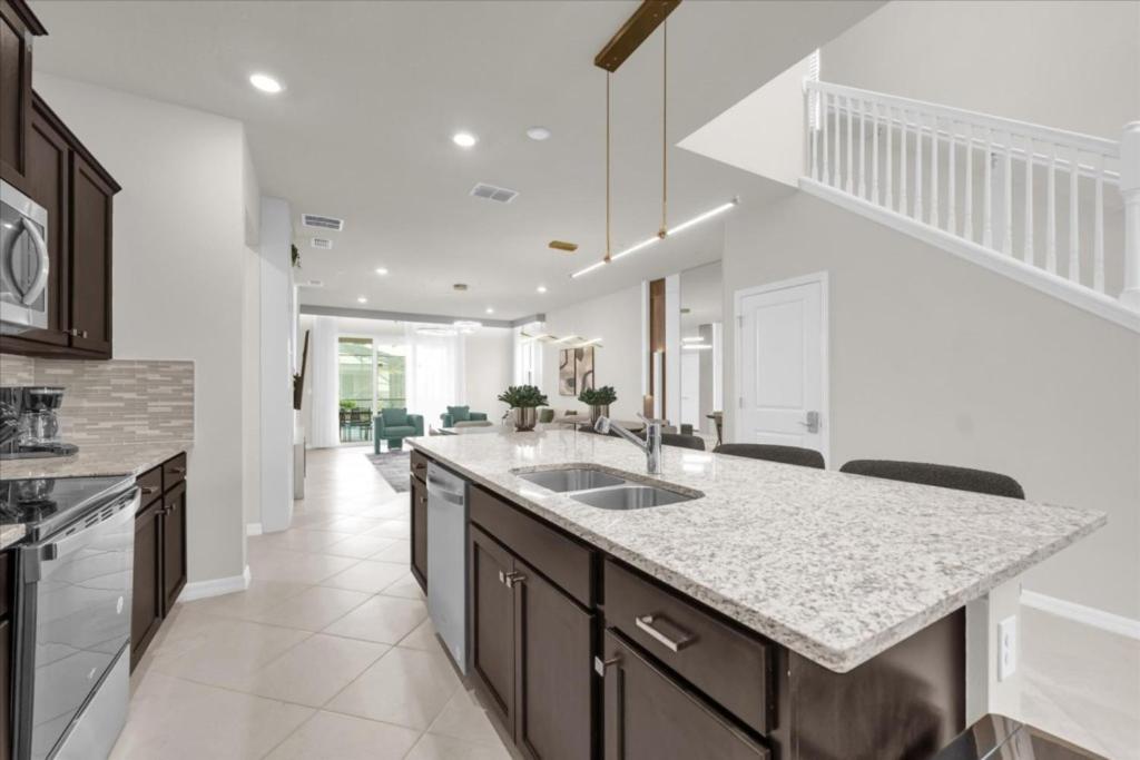 6 Beds - 4,5 Baths - Windsor Cay 16237sm