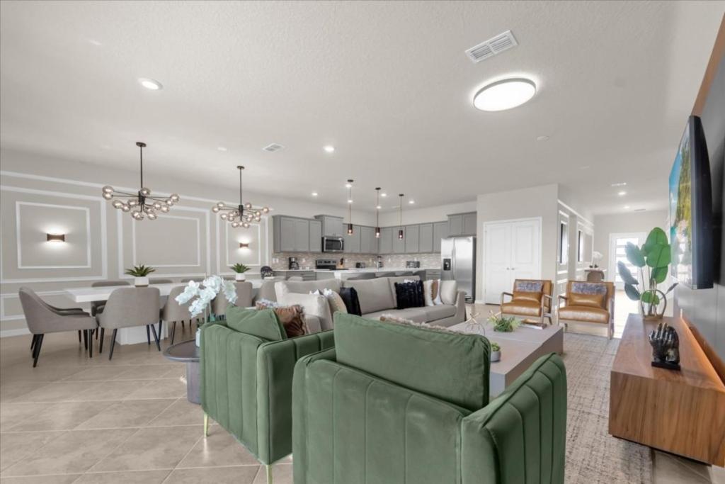 10 Bedrooms- 8 Bathrooms- Windsor Cay 16212sm Holiday home *