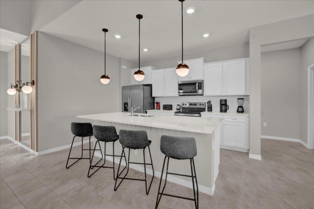 7 Bedrooms - 5,5 Bathrooms - Windsor Cay 16202tw