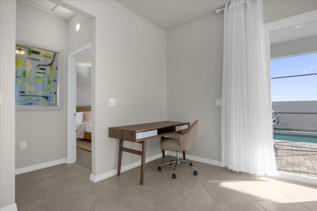 6 Bedrooms - 4 Bathrooms - Windsor Cay 16200sm