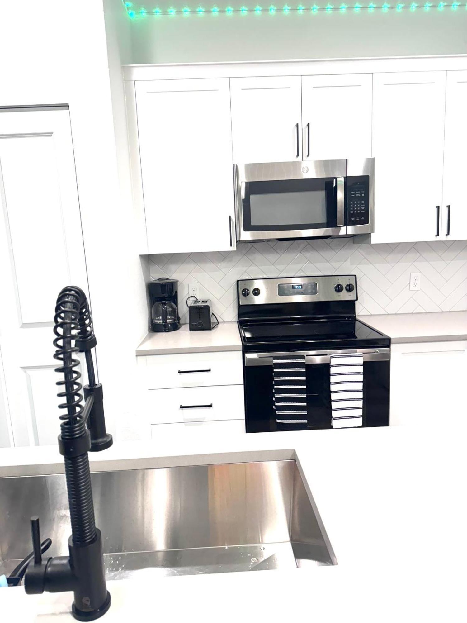 Modern Retreat Near Mco In Gated Community With Resort-style Amenities & Free Parking Apartment