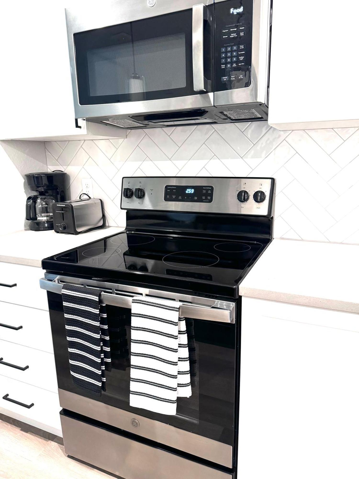 Modern Retreat Near Mco In Gated Community With Resort-style Amenities & Free Parking *