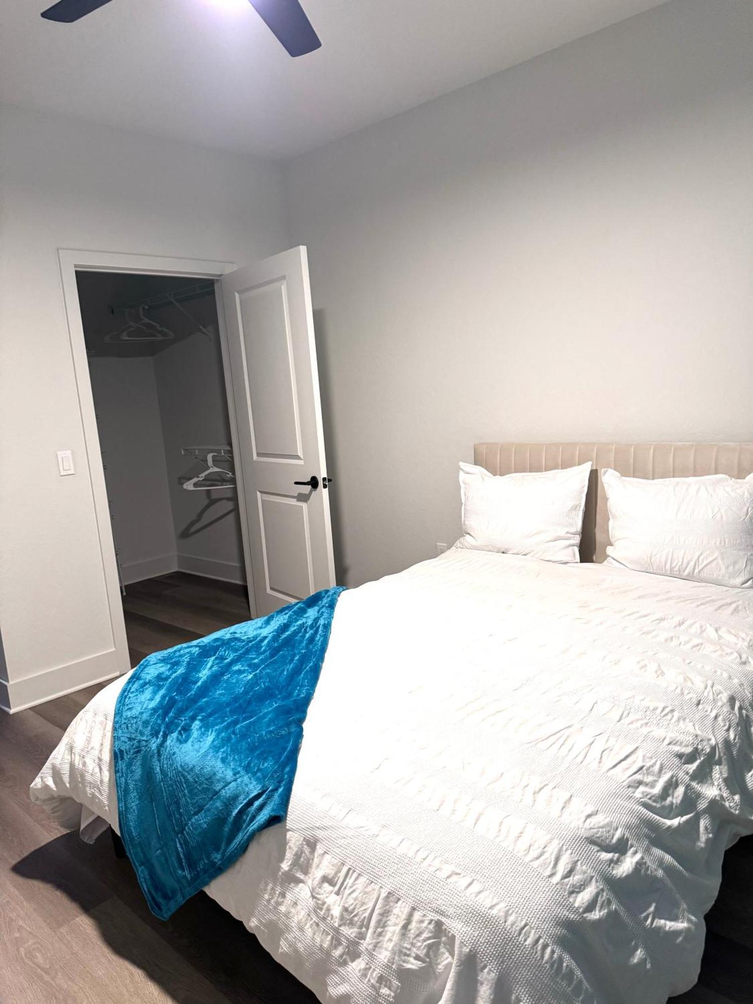 Modern Retreat Near Mco In Gated Community With Resort-style Amenities & Free Parking