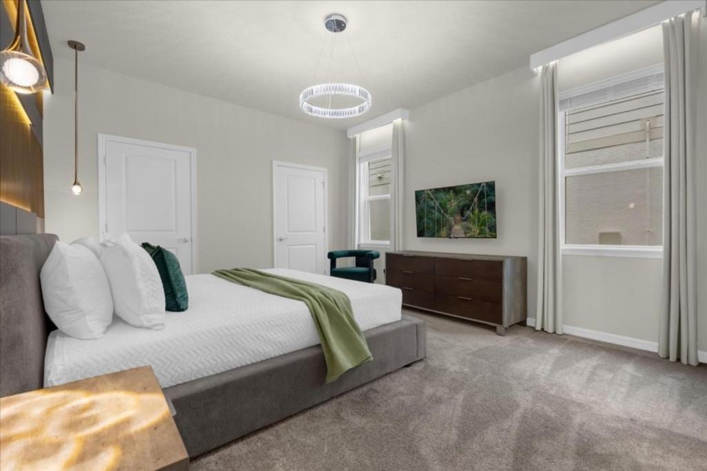 8 Bedrooms- 6 Bathrooms- Windsor Cay16280sm