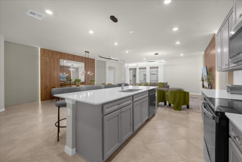 8 Bedrooms- 6 Bathrooms- Windsor Cay16280sm *