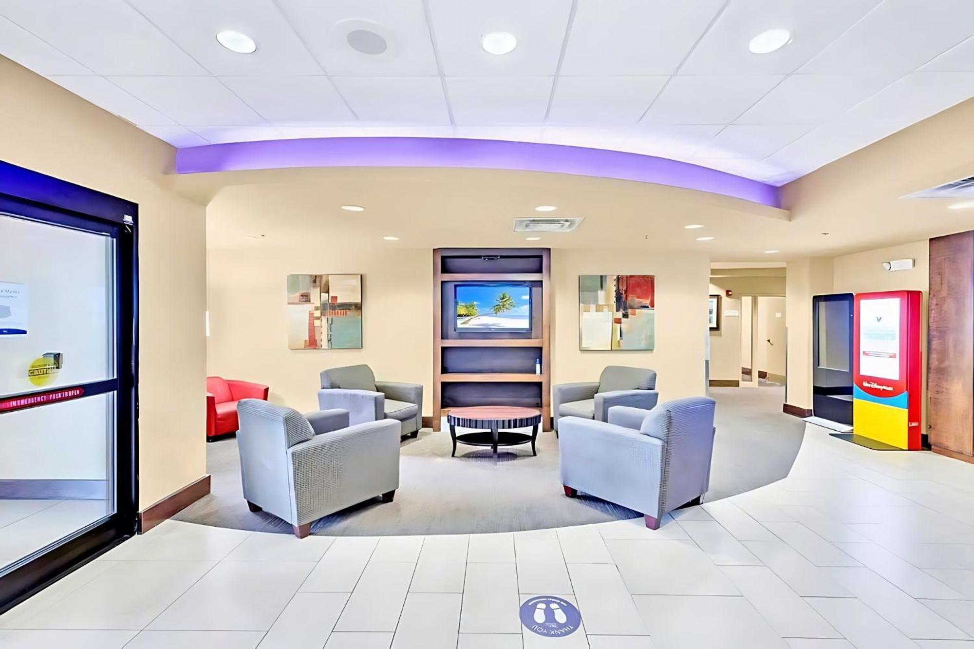 Spacious Near W Pool Hot Tub Arcade Apartment