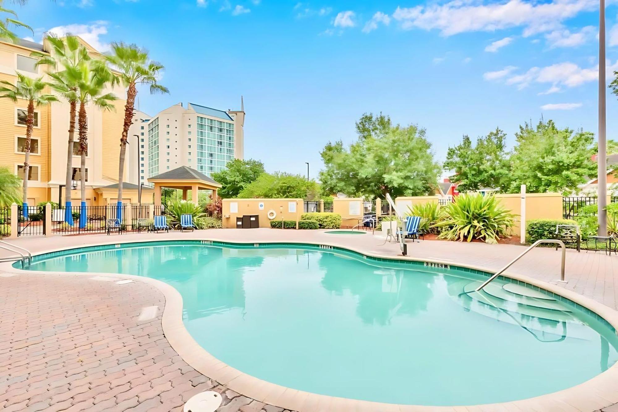 Spacious Near W Pool Hot Tub Arcade Apartment *