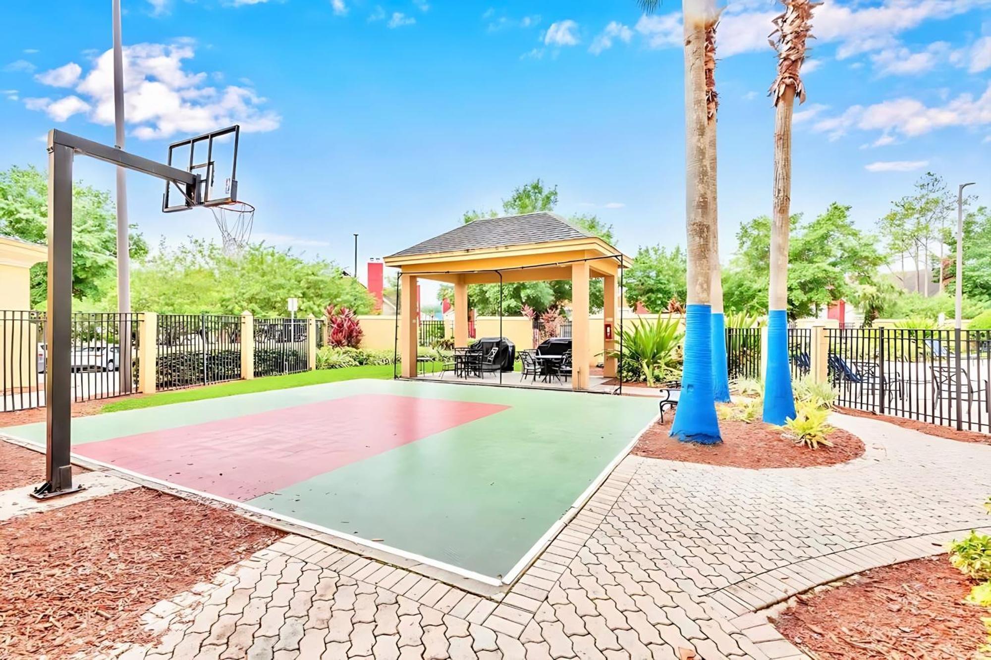 Apartment Spacious Near W Pool Hot Tub Arcade