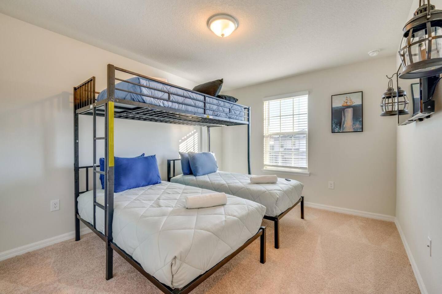 Modern 5br Getaway W Heated Pool & Bbq Area *