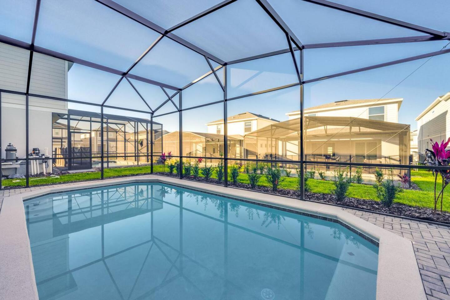 Modern 5br Getaway W Heated Pool & Bbq Area *