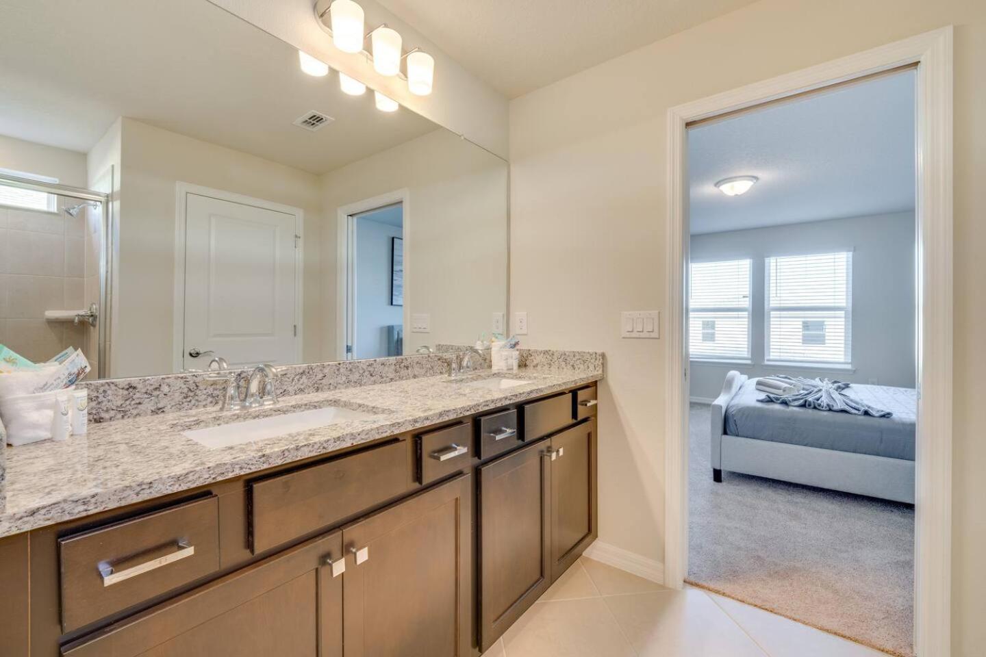Modern 5br Getaway W Heated Pool & Bbq Area