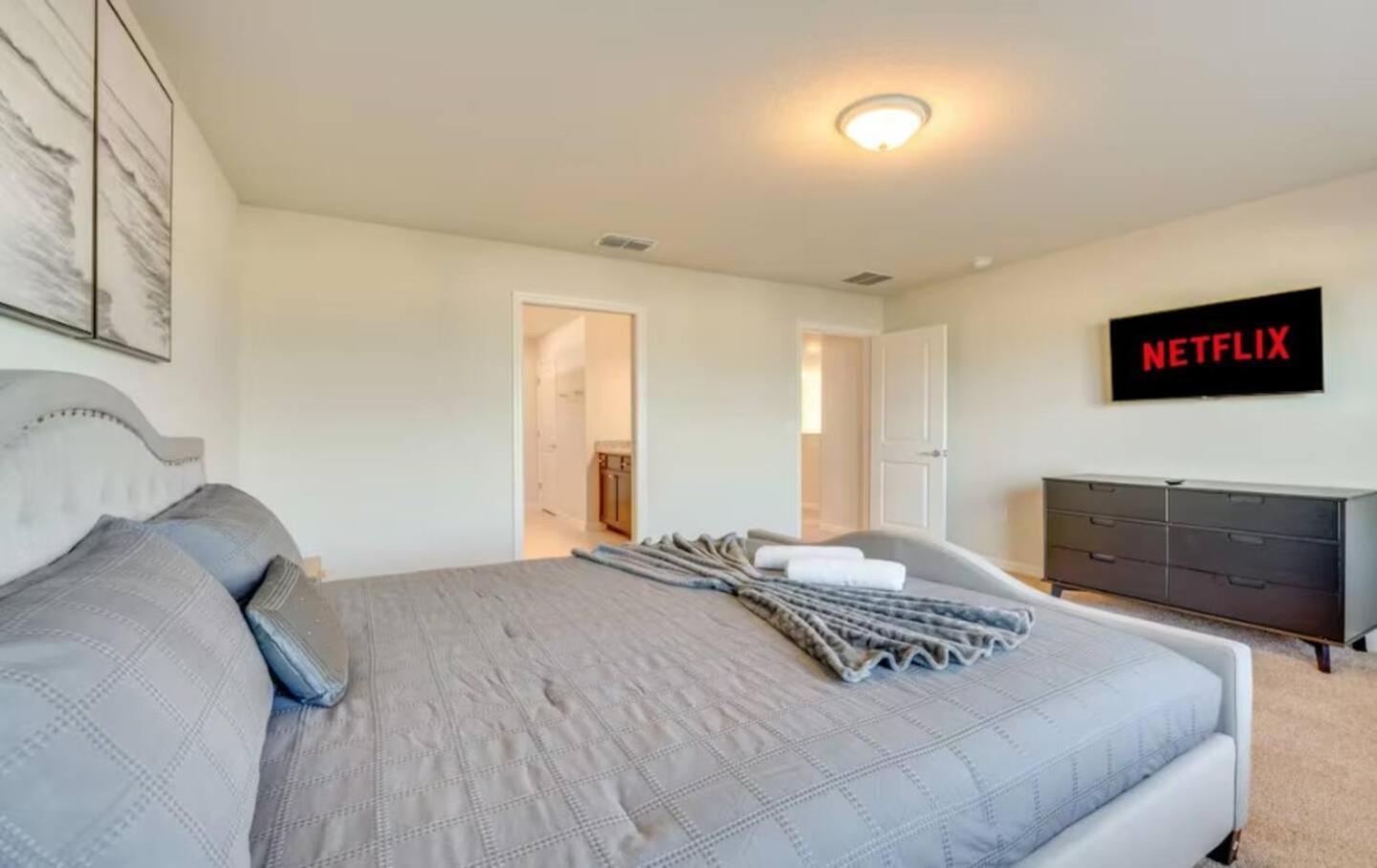 Modern 5br Getaway W Heated Pool & Bbq Area Holiday home