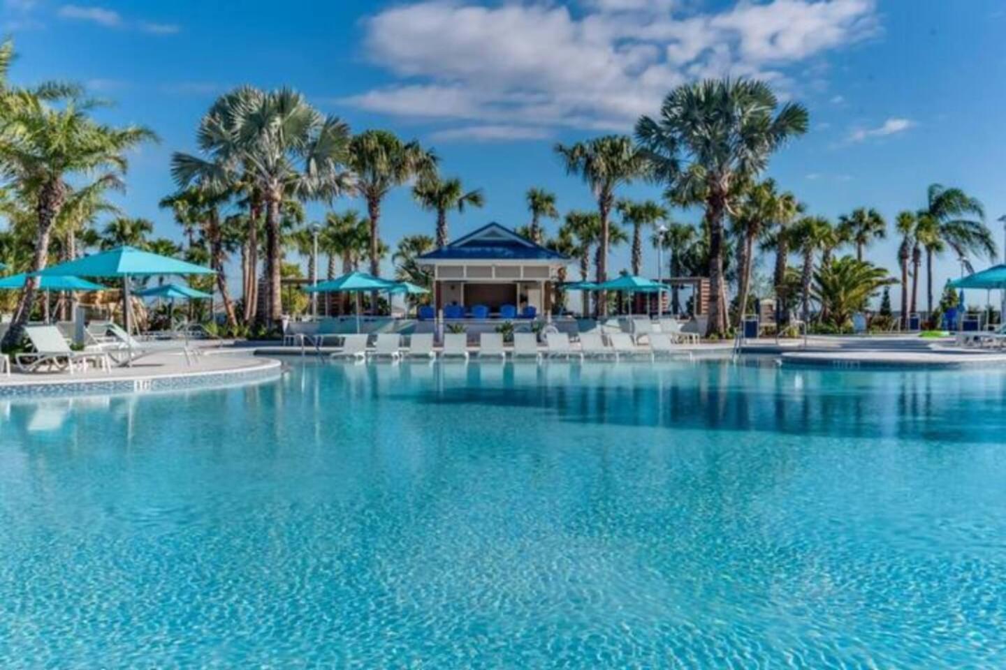 Modern 5br Getaway W Heated Pool & Bbq Area Holiday home *