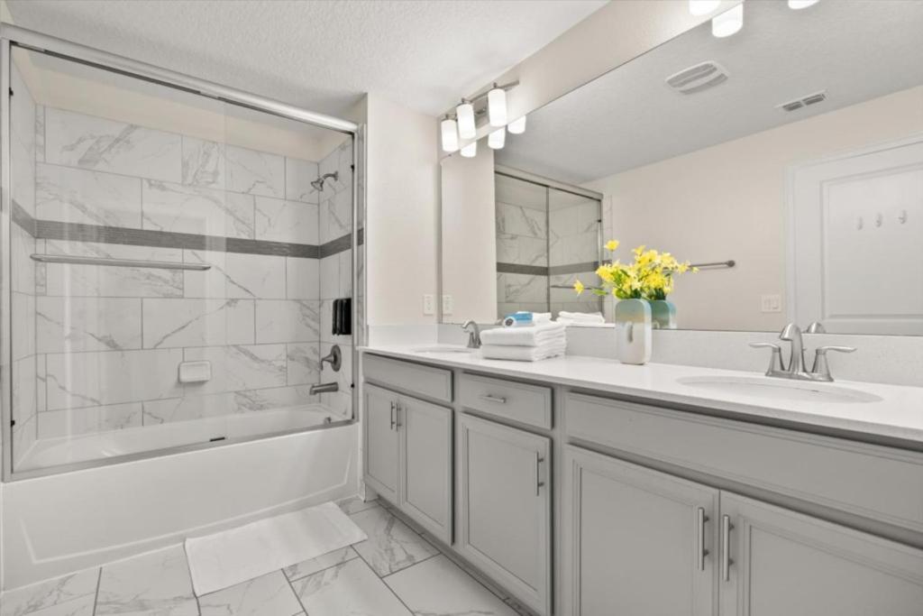 5 Bedrooms - 4 Bathrooms - Storey 4814 Rc Orlando