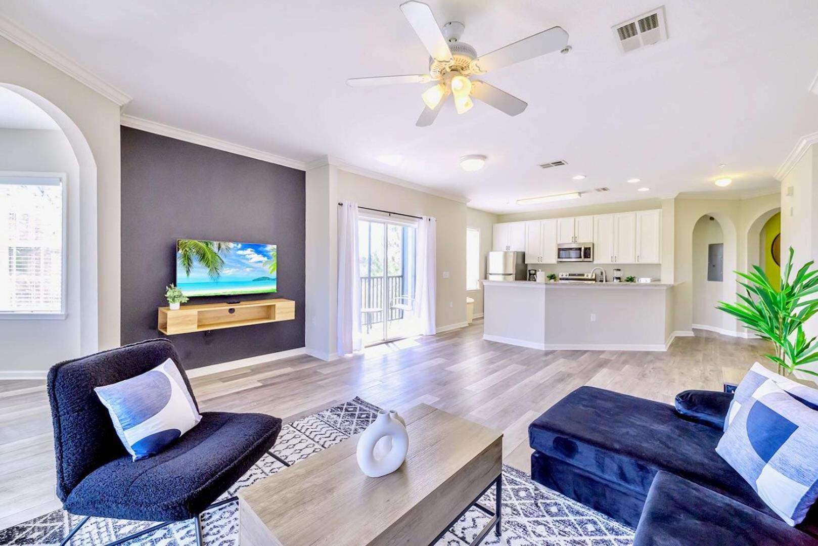 Cozy 2br - Private Balcony - Near