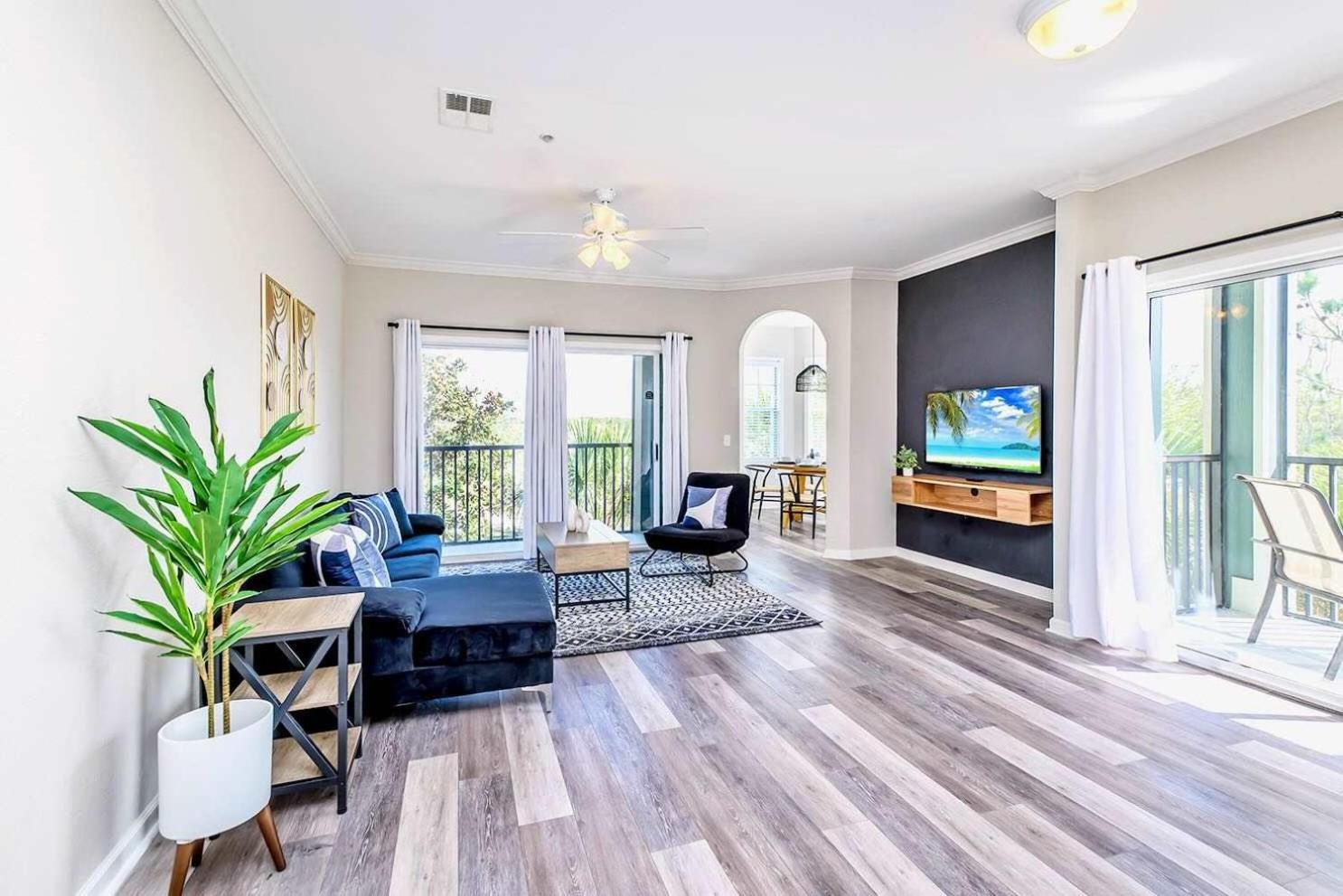 Cozy 2br - Private Balcony - Near Holiday home *