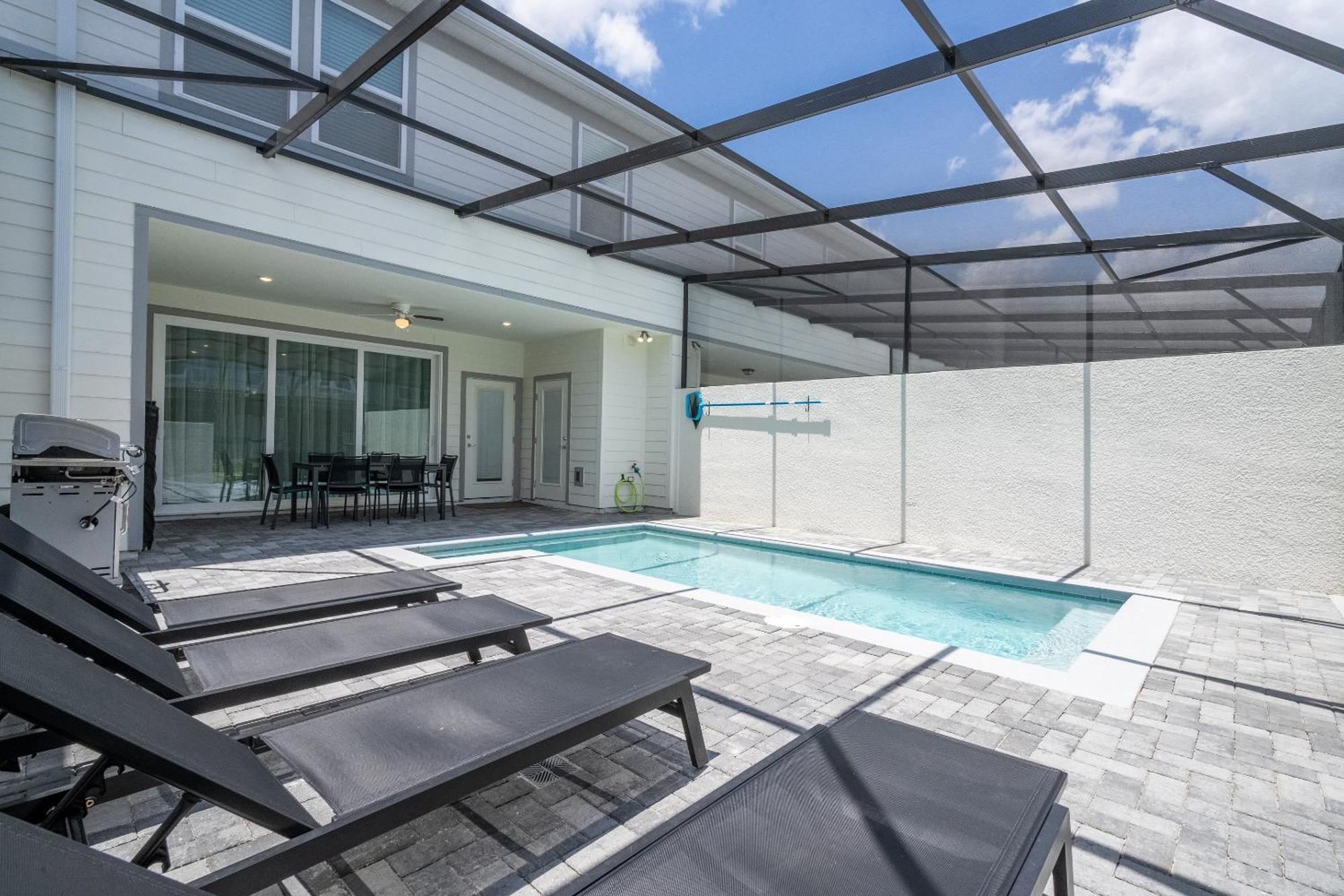 Stunning Pool Just Minutes From *