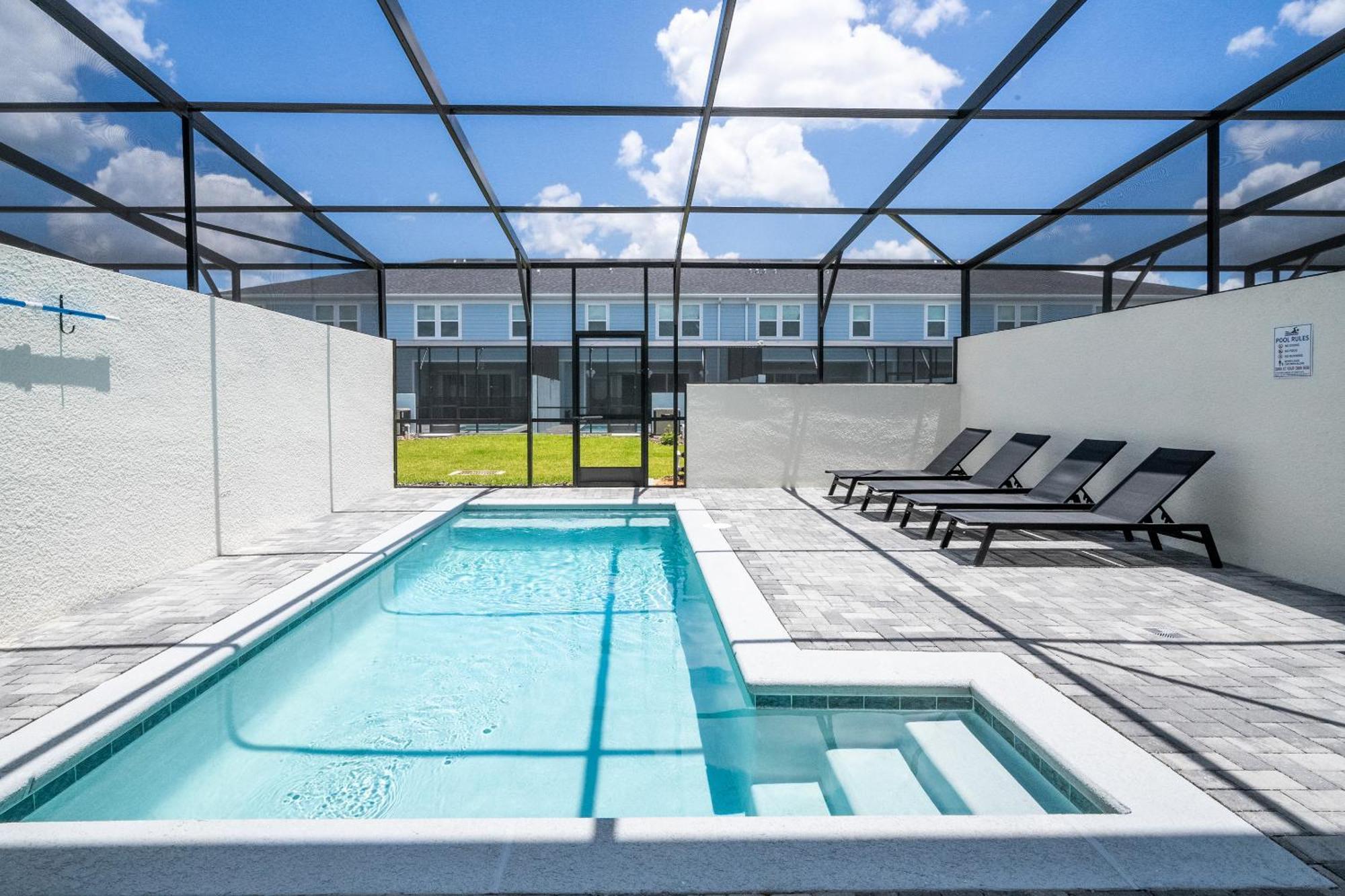 Stunning Pool Just Minutes From Orlando