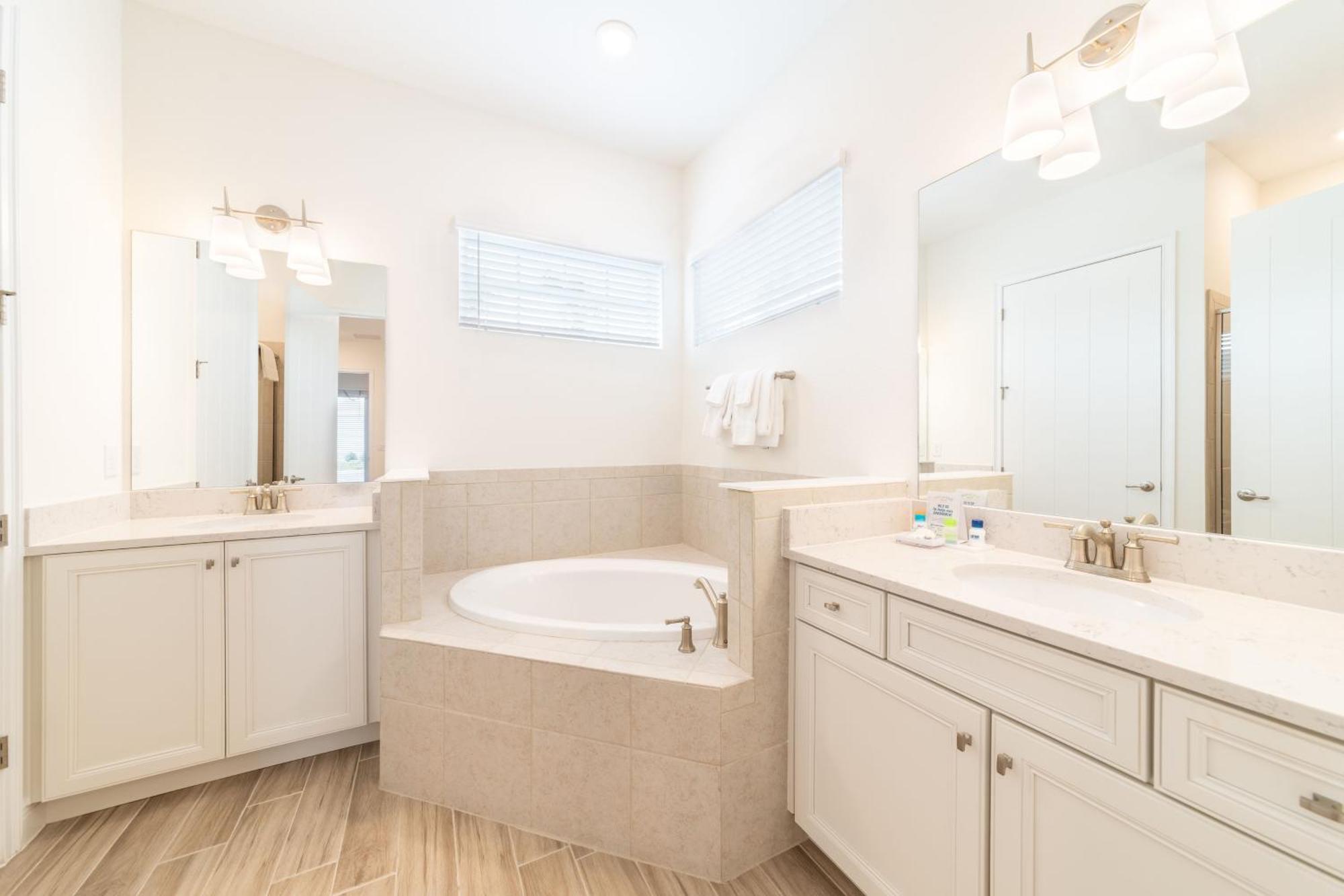 Waterfront With Private Pool Near And Margaritaville Island H20 Access - 7985su Holiday home Orlando