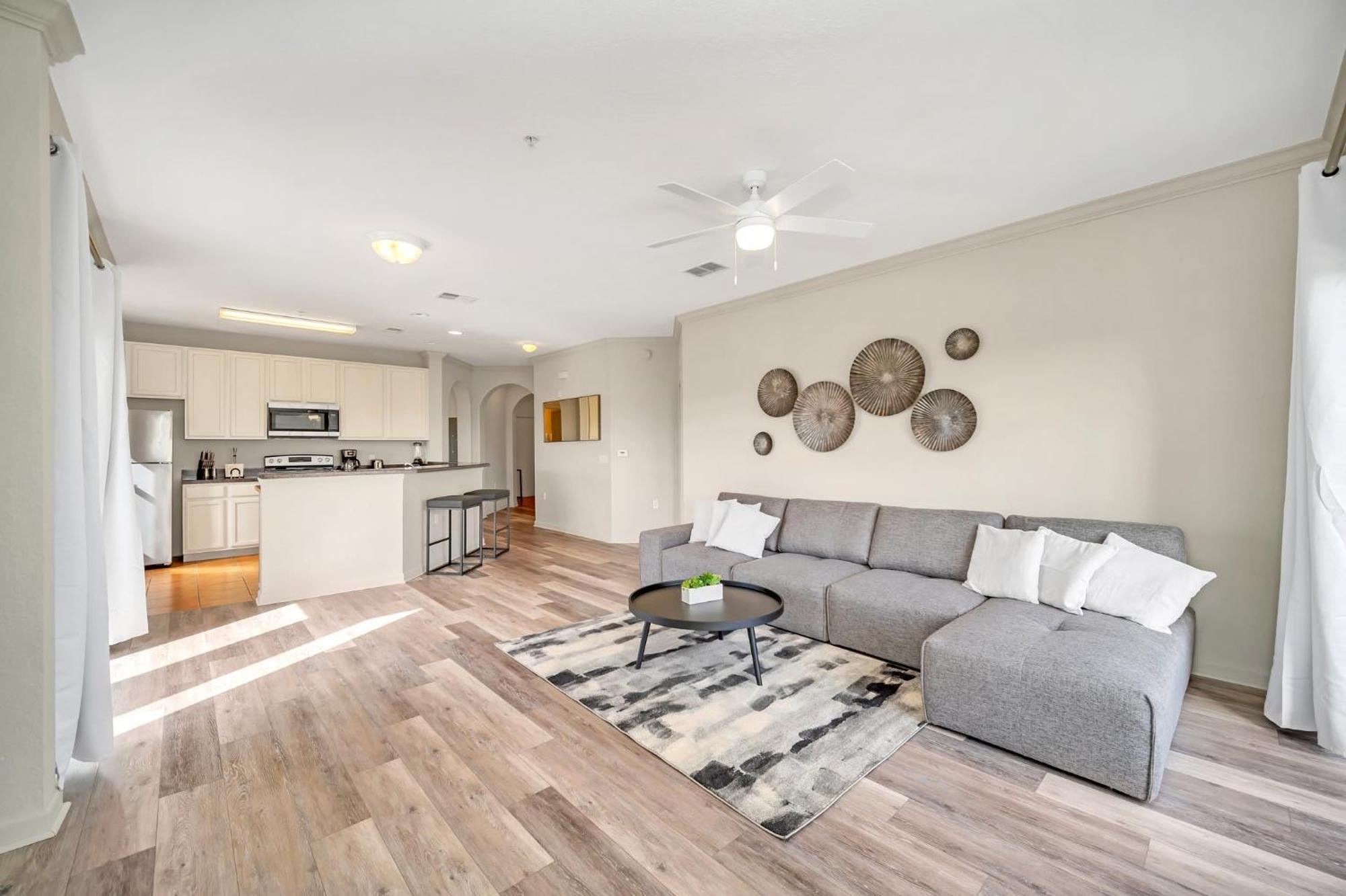 Spacious 2br W Pool & Hot Tub Near Holiday home *