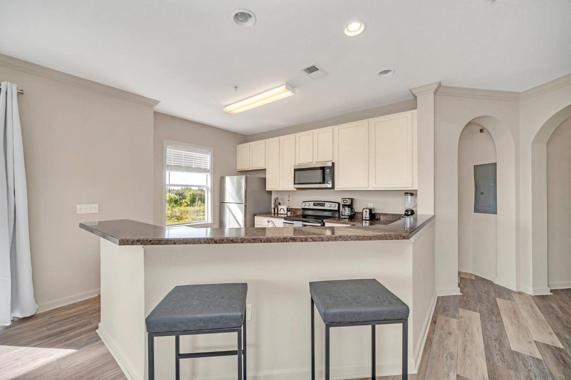 Spacious 2br W Pool & Hot Tub Near *