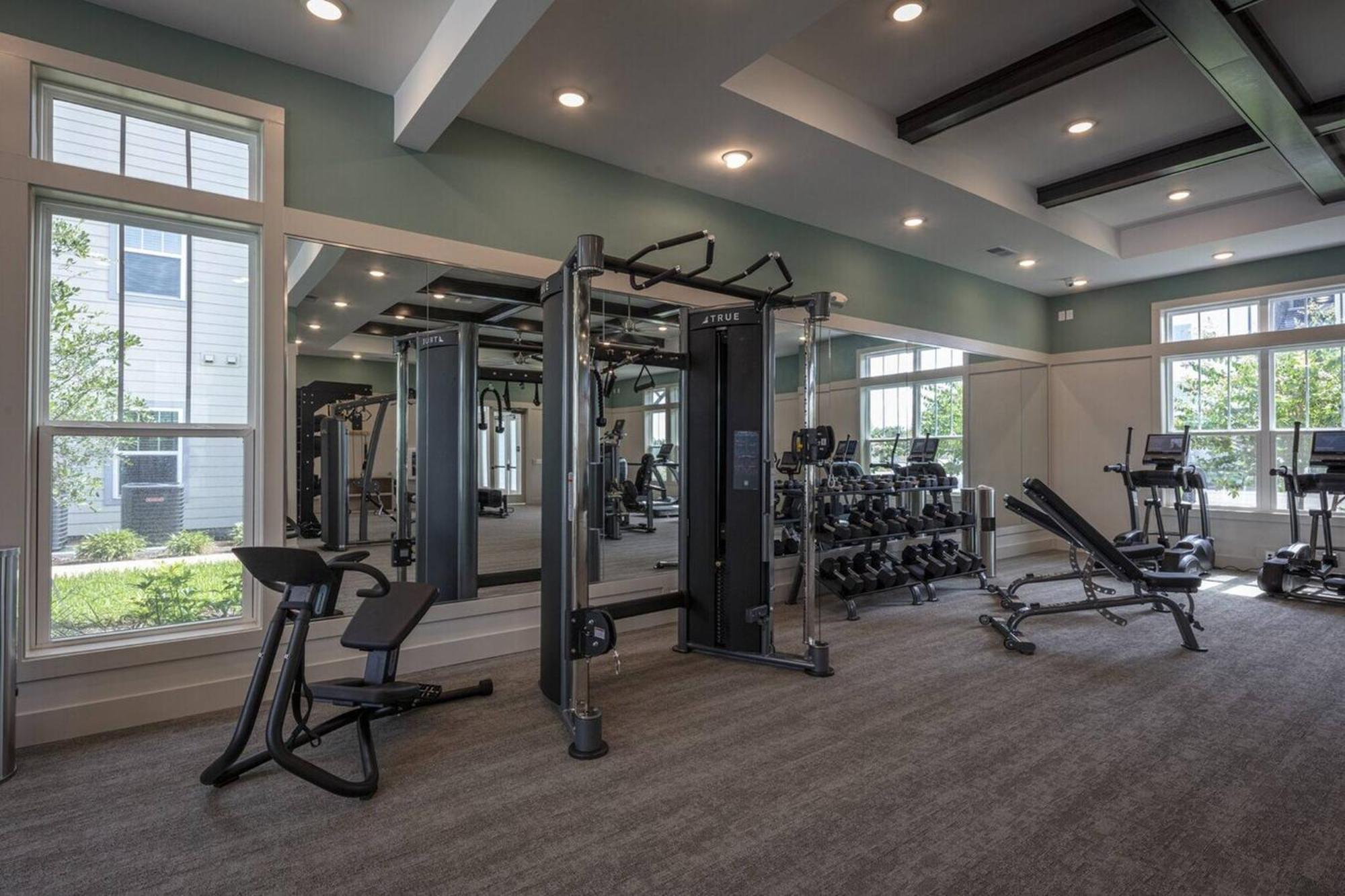 Complete Comfy King Bed W Pool & Gym And Close To Parks Apartment