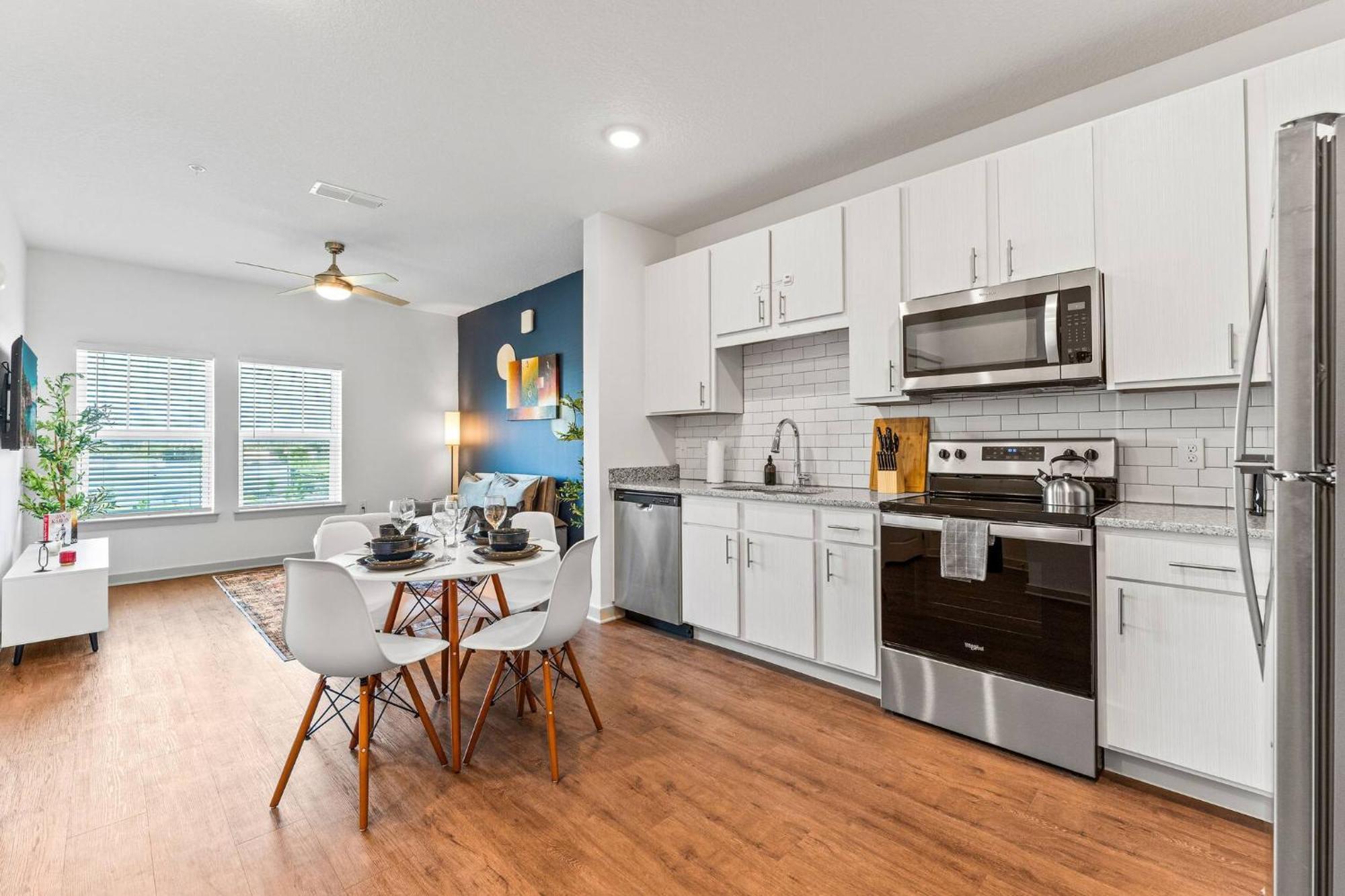 Complete Cozy King Bed Pool Gym Pet Friendly Close Parks Apartment *