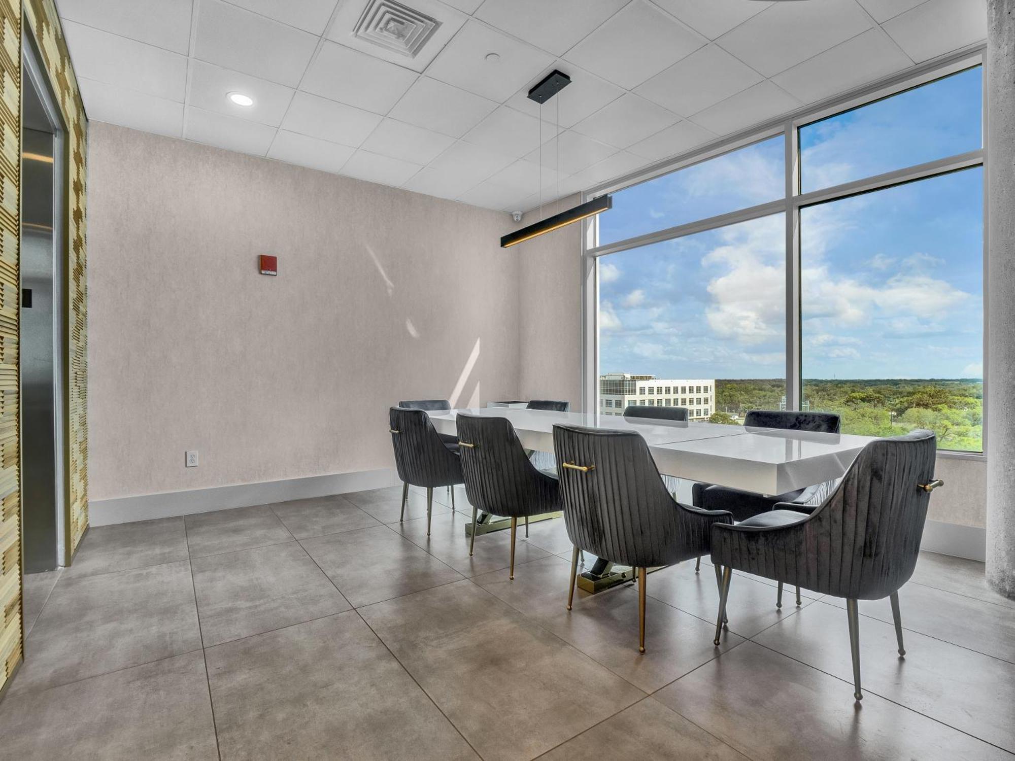 Stunning & Luxurious 2bed 2bath Open Floor Plan Apartment *